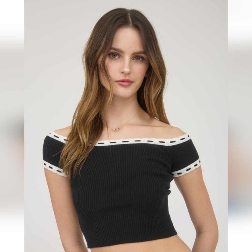 🖤 Black Contrast Trim Top